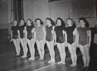 S přítelkyněmi při nacvičování na spartakiádu