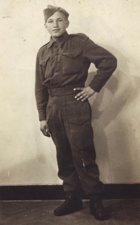 Josef Hejral v sedmnácti letech v uniformě, která s ním prošla zákopy od Volyně až po Prahu