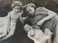 S maminkou Miladou a starší sestrou