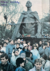 výstrižok z časopisu Mladé rozlety 1990, na fotografii aj Peter Michalko (vpravo dole), fotené z tribúny 