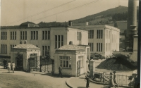 Původní vchod do továrny v době před druhou světovou válkou, kdy se jmenovala Schowanek