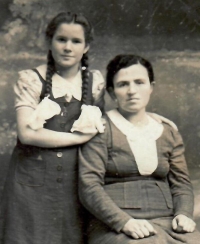 Pamětníkova sestra Helena s maminkou Slavěnou, 1945