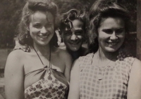 Danuše Soumarová (vpravo) s přítelkyní a mladším bratrem