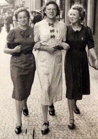 Danuše Soumarová s přítelkyněmi v době studií na lékařské fakultě