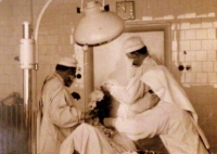 Operační sál v počátcích lékařské kariéry Danuše Soumarové