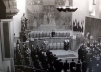 Přednáška anatomie pro studenty lékařské fakulty v poválečné Praze. Studentů bylo tolik, že se některé z přednášek konaly v evangelickém kostele v Praze Vršovicích