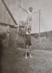 Zdislava Kodešová se svým budoucím manželem (počátek 50. let)