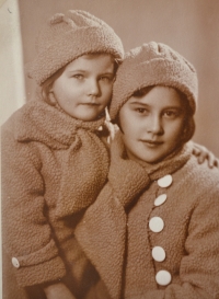 Zdislava Kodešová se sestrou (1934)