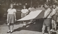 Zdislava Kodešová s poděbradským oddílem Sokola (1945)