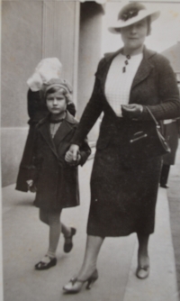 Zdislava Kodešová s matkou kolem roku 1936