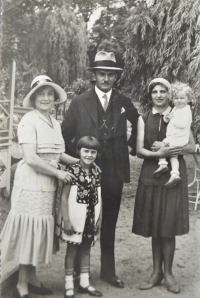 Zdislava Kodešová s rodiči, starší sestrou a služebnou (1931)