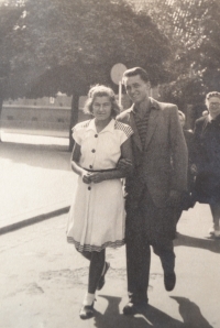 Zdislava with her husband-to-be at the Poděbrady colonnade (early 1950s)