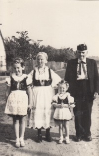 Rodiče Jaroslava Pánka s vnučkami, 1970