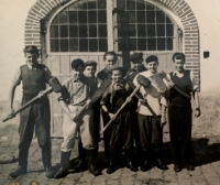 „Nemohl jsem studovat, a tak jsem šel do učení. Chytl jsem místo na závěr prázdnin, nebo jinak bych musel do dolů. Chtěl jsem se jít učit lesníkem nebo opravovat rádia. Ale ani jedno nebo druhé nebylo možné,“ popisuje ve svém vyprávění Josef Klíma (na fotografii nejmenší uprostřed).