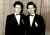 „Rád jsem tančil. Takže třeba v Parku kultury Julia Fučíka se v neděli pořádaly tzv. čaje. Nesměl se tančit holanďan nebo kankán. Pořadatelé chodili mezi tanečníky, a jakmile během tance začal někdo protáčet děvče, vyhodili ho. Mě už tam potom nepustili, a tak jsem začal chodit do Radiopaláce, kde to tak přísné už nebylo,” vzpomíná Josef Klíma (vlevo).