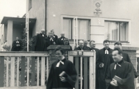 Instalace faráře Jaromíra Juna, před evang. farou v Chlebích