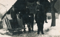 Vysoká Jedle, 1947, zleva tatínek, bratr Jarda a Ladislav