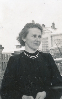 Anastázie Mandysová, matka Hany Pavelkové, roku 1943