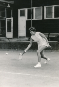 Vlasta Vopičková při forhandovém úderu