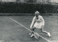 Vlasta Vopičková při backhandovém úderu