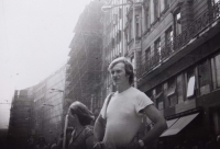 Fotografie pořízená Státní bezpečností během sledování Mariána Zajíčka s popisem: "Praha dne 7. 6. 1982, odpolední hodiny, objekt na stanici elektrické dráhy na Perštýně"