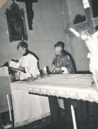 Při službě primiční mše v Dubové na Slovensku, 1975