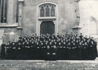 Marián Zajíček (zadní řada, druhý vpravo ode dveří) během studií na Teologické fakultě v Bratislavě, 1970