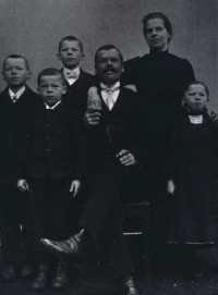 Rodina Mlynářova - zleva: František, Josef (otec Miroslava Mlynáře), ??, Antonín Mlynář, Antonie Mlynářová, Anna Mlynářová, 1919/1920.