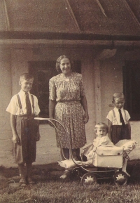 Před statkem v Jedlině, zleva bratr Josef Mlynář, maminka Božena Mlynářová, sestra Božena Mlynářová, Miroslav Mlynář, Jedlina č. p. 16, 1946.