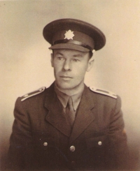 Otec Josef Mlynář v uniformě příslušníka Sboru národní bezpečnosti, počátek 50. let.