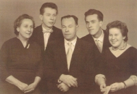 Zleva: matka Božena Mlynářová, Miroslav Mlynář, otec Josef Mlynář, bratr Josef Mlynář, sestra Božena Mlynářová, 1953.