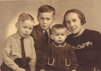 Zleva: Miroslav Mlynář, bratr Josef Mlynář, sestra Božena Mlynářová, matka Božena Mlynářová, 1946.
