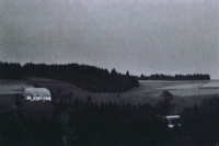 Pohled z dálky na chalupu prarodičů Mlynářových (dům vlevo), Amerika - Klášterec nad Orlicí.