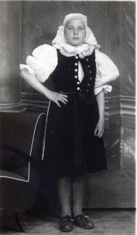 Kristína Koníková vo veku asi 14 rokov, fotografia vznikla pri príležitosti konfirmácie