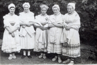 Kristína Koníková ako členka folklórnej skupiny, fotografia vznikla na Kykuli. KK v strede ako nevesta