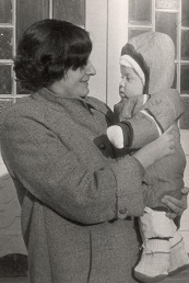 První fotografie s dcerou Markétou, 22. 12. 1984