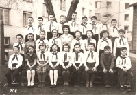 Pamětník (spodní řada, čtvrtý zprava) jako pionýr, Praha, 1960