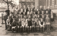 Fotografie ze školy Na Slupi (pamětník druhý zprava v první řadě), Praha, 1959