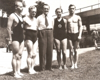 Pamětníkův otec Jiří (vpravo) se svým trenérem Ádou Meitnerem (uprostřed) v barrandovském bazénu, 1936