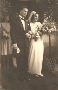 Svatba Jiřího Kovařovice a Jiřiny Novákové, rodičů pamětníka, kostelík v Podskalí, Praha, 1945