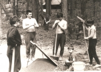 Karel Kovařovic (první zprava) při brigádnické obnově hřiště na chatě, 1967