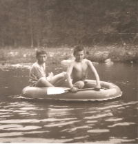 Na člunu (pamětník vpravo), 1960