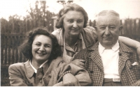 Maminka Jiřina s prarodiči Františkem a Marií Zahradníkovými, 1943