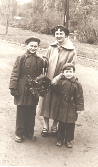 Maminka Jiřina se syny Janem a Karlem (vpravo), 1955