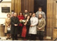 Skupinové svatební foto, vlevo otec pamětníka – ženicha Jiří Kovařovic