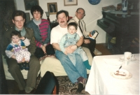 Všichni tři synové, Karel Kovařovic a manželka Štěpánka, vzadu Karlův otec Jiří, asi 1996