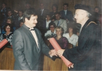 S červeným diplomem při promoci na FTVS, Praha, 1990