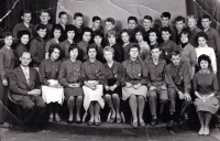 Jan Tichý (úplně vpravo nahoře) s kolektivem 9. třídy v Ostravě-Porubě / 1962