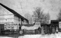 Nejstarší fotografie statku Tichých v Porubě / nejmenší dítě na obrázku je otec Jana Tichého Josef / asi rok 1906