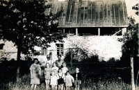 Rodiče Jana Tichého Josef a Božena s dětmi vlastními a ze sousedství před statkem v Porubě / 1945